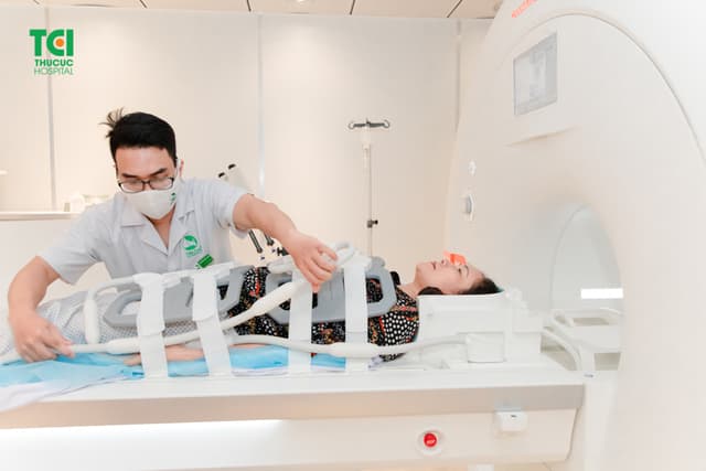 Mẹ ca sĩ Khắc Việt khám sức khỏe tầm soát nâng cao