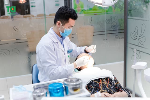 Mẹ ca sĩ Khắc Việt khám sức khỏe tầm soát nâng cao