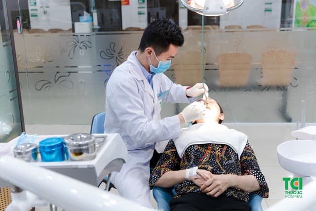 Mẹ ca sĩ Khắc Việt khám sức khỏe tầm soát nâng cao