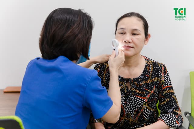 Mẹ ca sĩ Khắc Việt khám sức khỏe tầm soát nâng cao