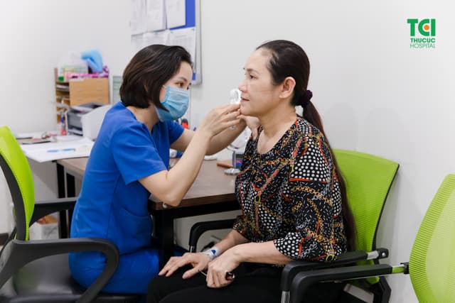 Mẹ ca sĩ Khắc Việt khám sức khỏe tầm soát nâng cao