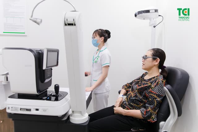 Mẹ ca sĩ Khắc Việt khám sức khỏe tầm soát nâng cao