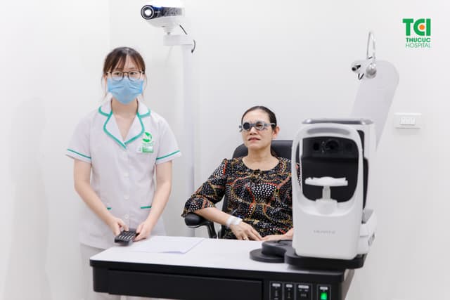 Mẹ ca sĩ Khắc Việt khám sức khỏe tầm soát nâng cao