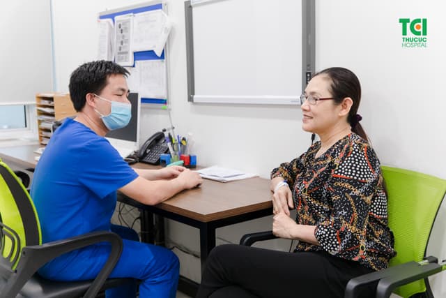 Mẹ ca sĩ Khắc Việt khám sức khỏe tầm soát nâng cao