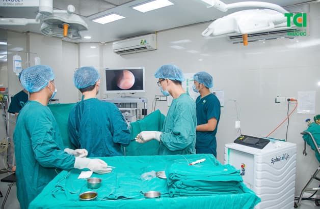 Nội soi lấy sỏi niệu quản ngược dòng không cần phẫu thuật, ít đau, làm sạch sỏi nhanh, có thể ra viện sau 24h.