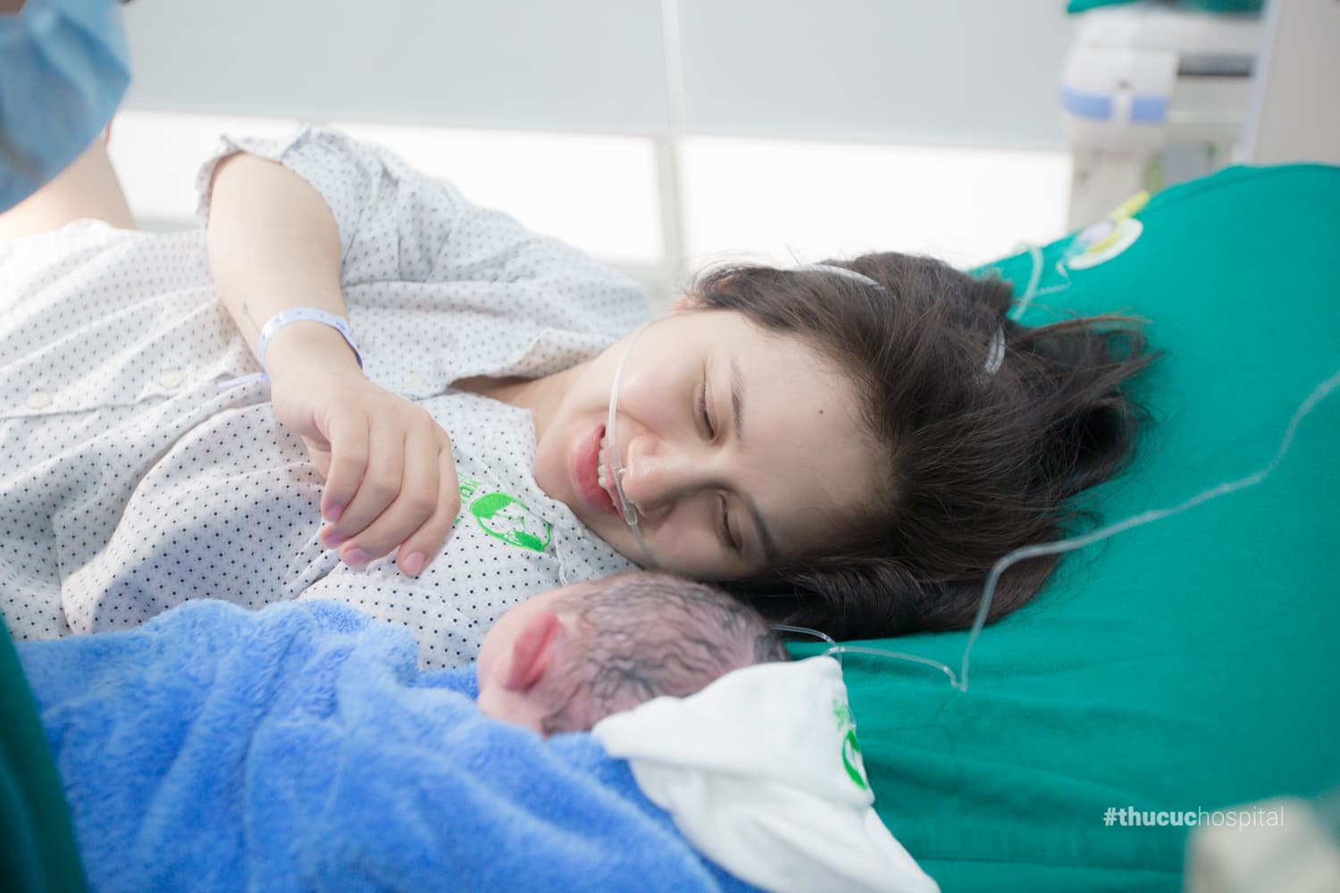 Mẹ sinh thường tại bệnh viện ĐKQT Thu Cúc