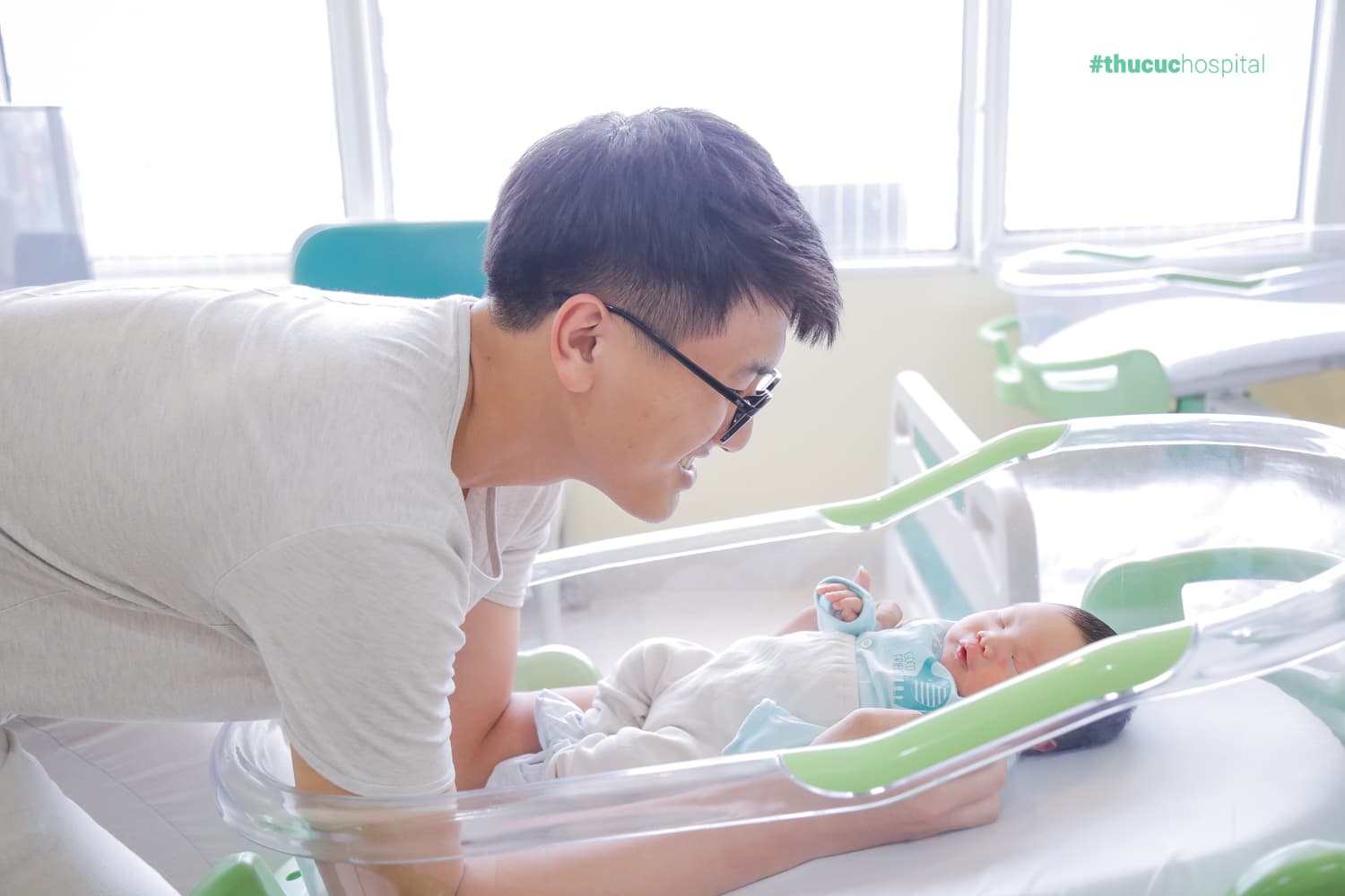 Khoảnh khắc bố và con được ghi lại tại bệnh viện ĐKQT Thu Cúc