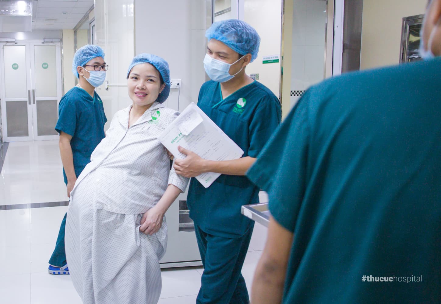 Mẹ bầu có các cơn gò tử cung báo hiệu chuyển dạ được đưa vào phòng sinh tại bệnh viện ĐKQT Thu Cúc