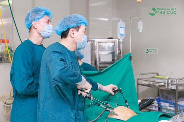 Thực hiện phẫu thuật nội soi để điều trị tắc vòi trứng