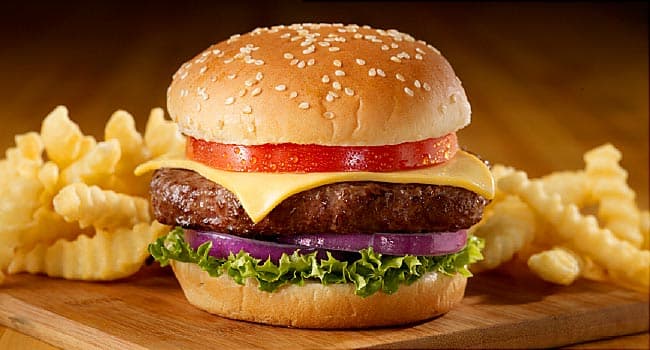 Đồ ăn sẵn là một trong những nguyên nhân gây rối loạn hormone nữ