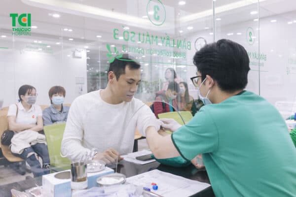 Đi khám sức khỏe trước khi đi làm cần gì