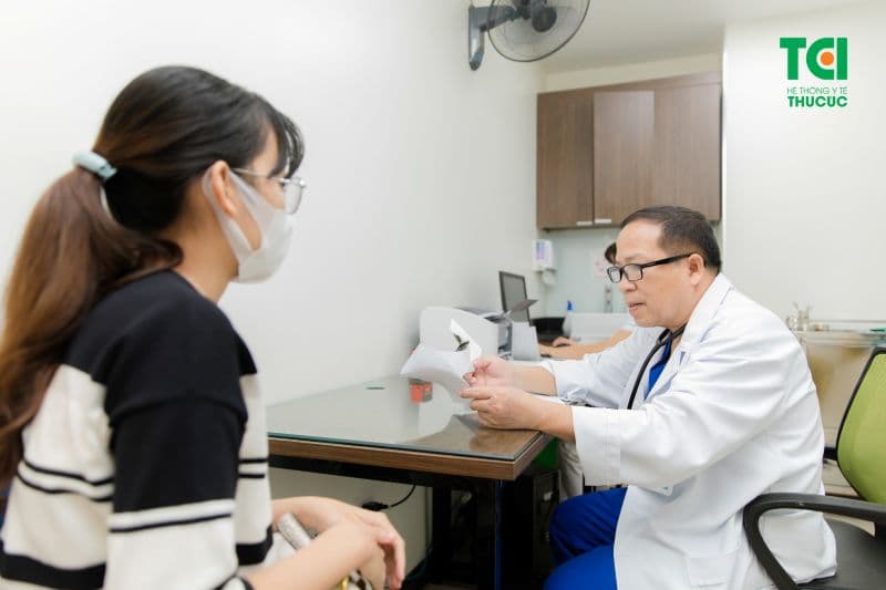 Bác sĩ Thu Cúc đang đọc kết quả và tư vấn cho bệnh nhân