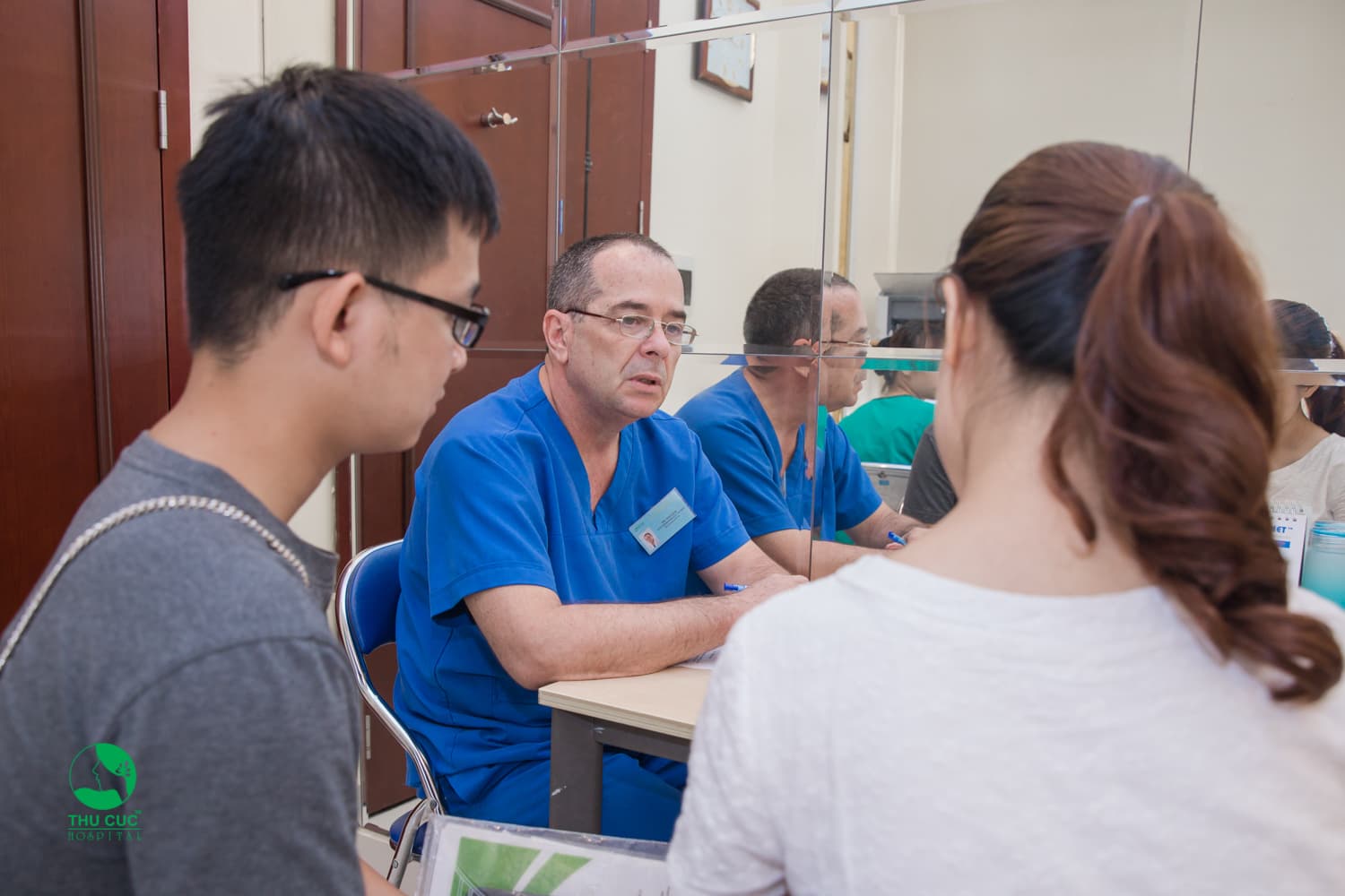 Bác sĩ Thu Cúc đang đọc kết quả và tư vấn cho bệnh nhân