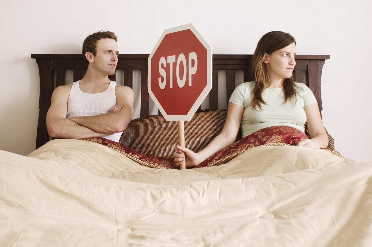 Ngứa ngáy, đau rát và xuất huyết âm đạo khiến chị em né tránh chuyện chăn gối