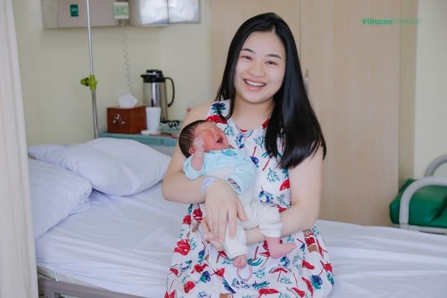 Mẹ sau sinh mổ tại BV ĐKQT Thu Cúc
