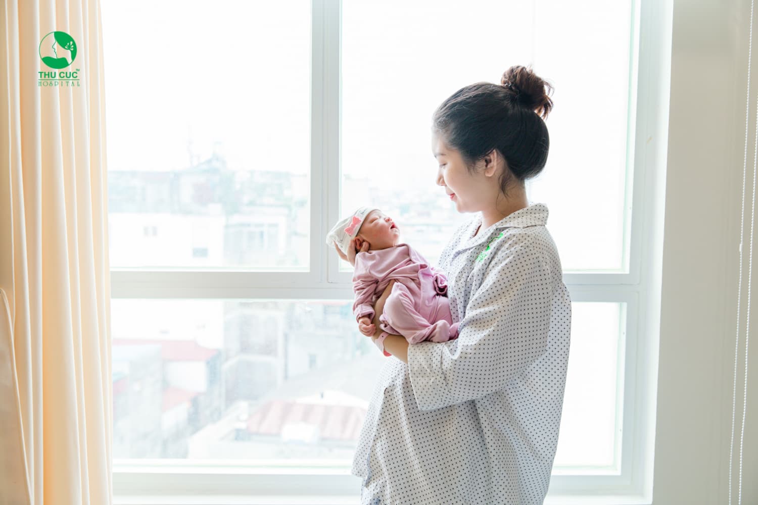 Sản phụ chỉ nên nằm nghỉ tối đa 24 giờ sau sinh và phải đứng lên đi lại một cách thong thả. 