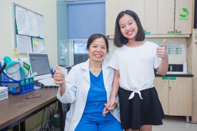 Đưa con đi khám sức khỏe định kỳ 