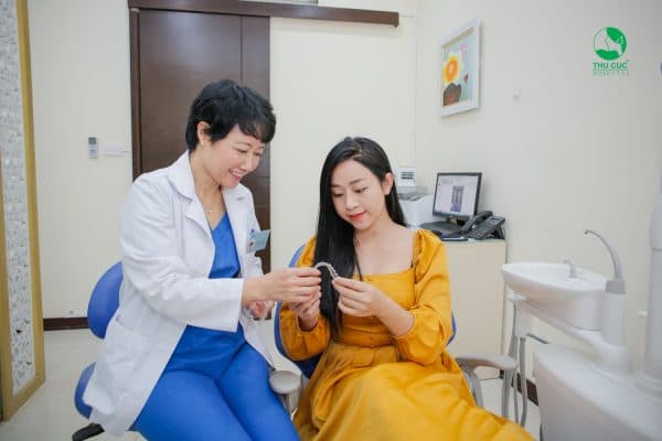 Bác sĩ hướng dẫn dùng niềng răng invisalign