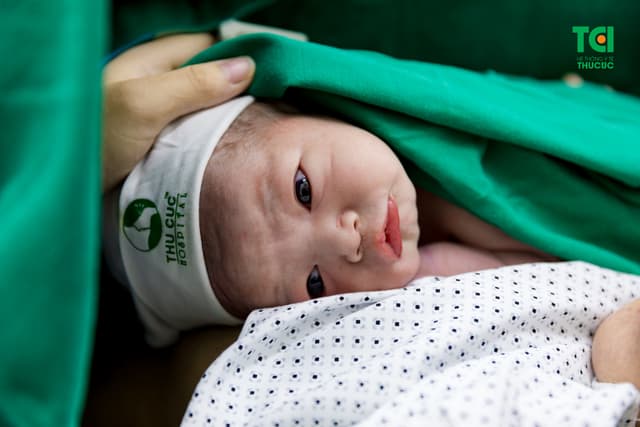 Biểu cảm đáng yêu khi chào đời của bé Nguyễn Ngọc Tuệ Anh