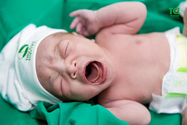 Biểu cảm đáng yêu khi chào đời của bé Nguyễn Ngọc Tuệ Anh