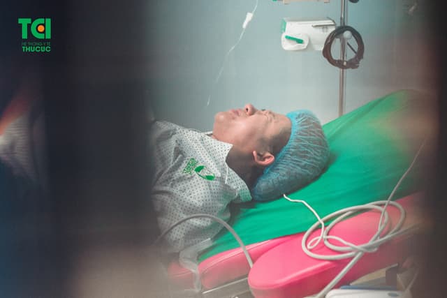 Khoảnh khắc lần đầu tiên được áp da con của ông bố trẻ