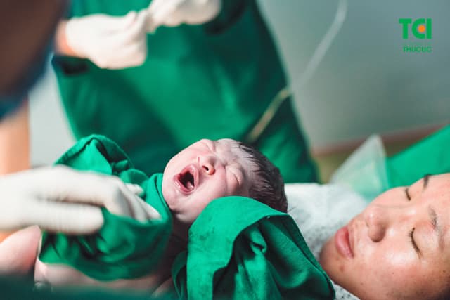 Khoảnh khắc lần đầu tiên được áp da con của ông bố trẻ