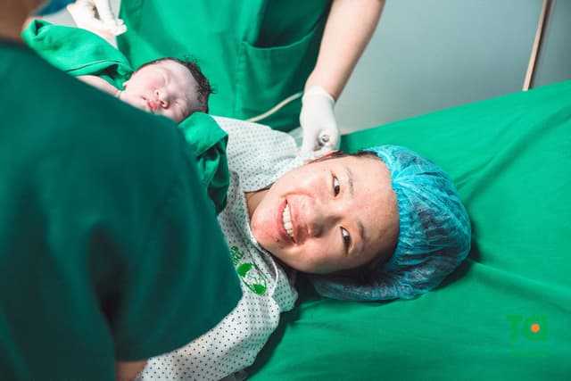 Khoảnh khắc lần đầu tiên được áp da con của ông bố trẻ