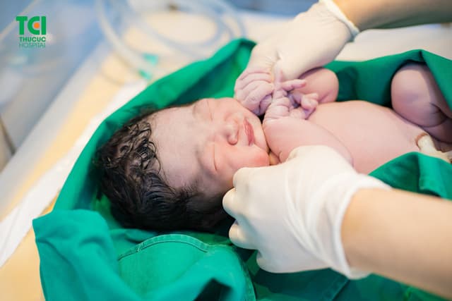 Khoảnh khắc lần đầu tiên được áp da con của ông bố trẻ