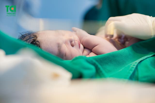 Khoảnh khắc lần đầu tiên được áp da con của ông bố trẻ