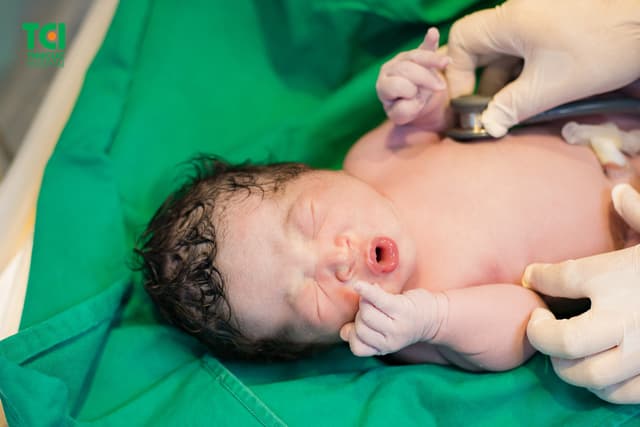 Khoảnh khắc lần đầu tiên được áp da con của ông bố trẻ