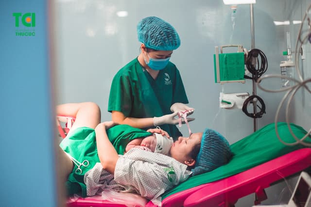 Khoảnh khắc lần đầu tiên được áp da con của ông bố trẻ