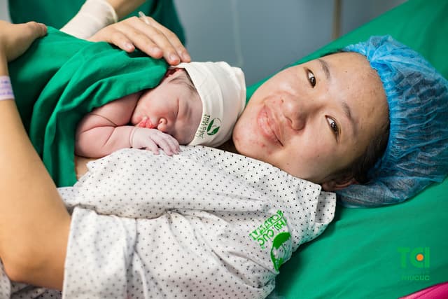 Khoảnh khắc lần đầu tiên được áp da con của ông bố trẻ