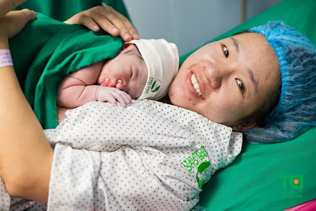 Khoảnh khắc lần đầu tiên được áp da con của ông bố trẻ