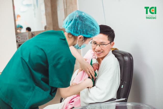 Khoảnh khắc lần đầu tiên được áp da con của ông bố trẻ