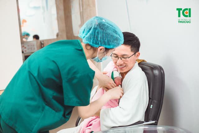 Khoảnh khắc lần đầu tiên được áp da con của ông bố trẻ