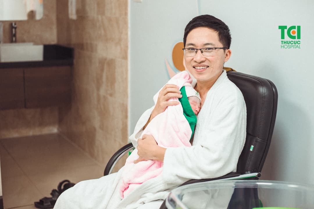 Khoảnh khắc lần đầu tiên được áp da con của ông bố trẻ