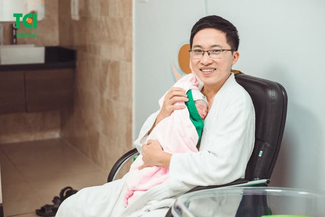 Khoảnh khắc lần đầu tiên được áp da con của ông bố trẻ