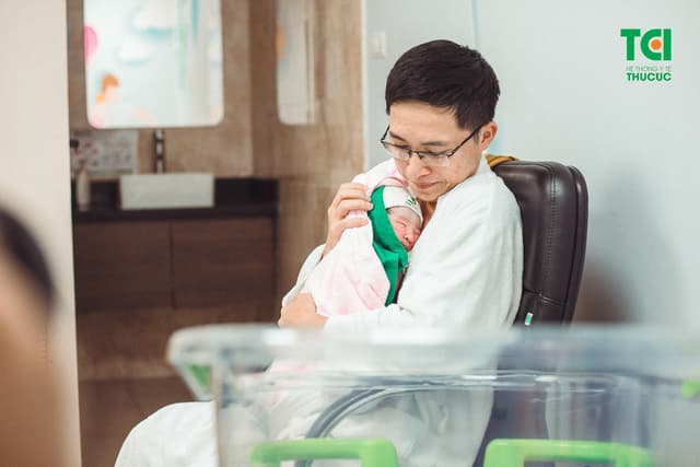 Khoảnh khắc lần đầu tiên được áp da con của ông bố trẻ