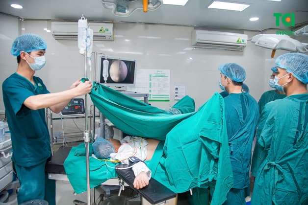 Tán sỏi nội soi ngược dòng bằng laser là phương pháp hiện đại, ít xâm lấn mang lại hiệu quả cao trong điều trị sỏi bàng quang