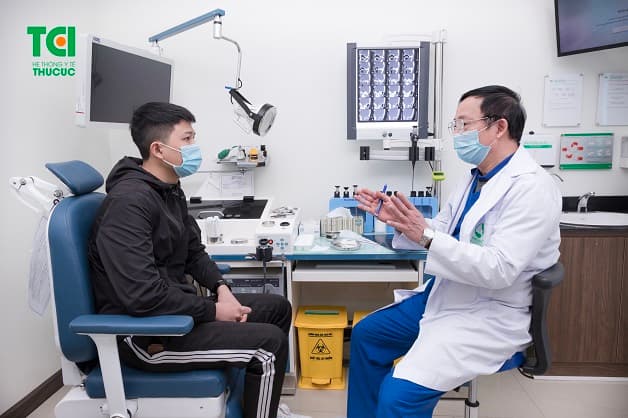 Thăm khám và lắng nghe tư vấn điều trị polyp mũi xoang tại BV ĐKQT Thu Cúc