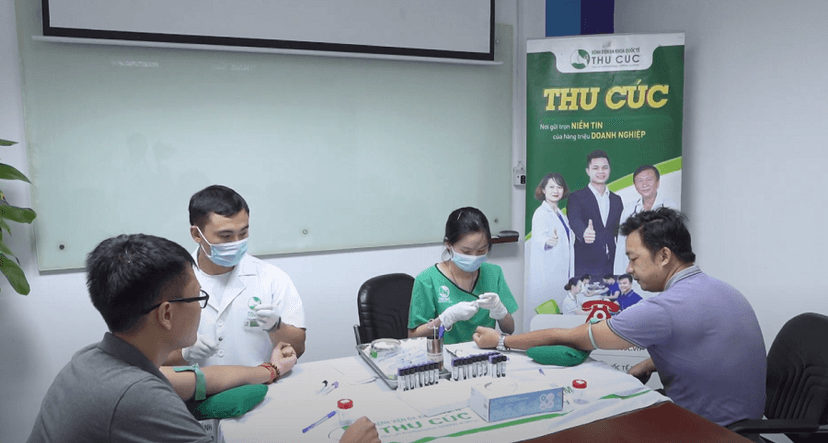 Lấy mẫu tận nơi &#8211; Đi khám thảnh thơi cùng nhân viên của Công ty Việt Vương