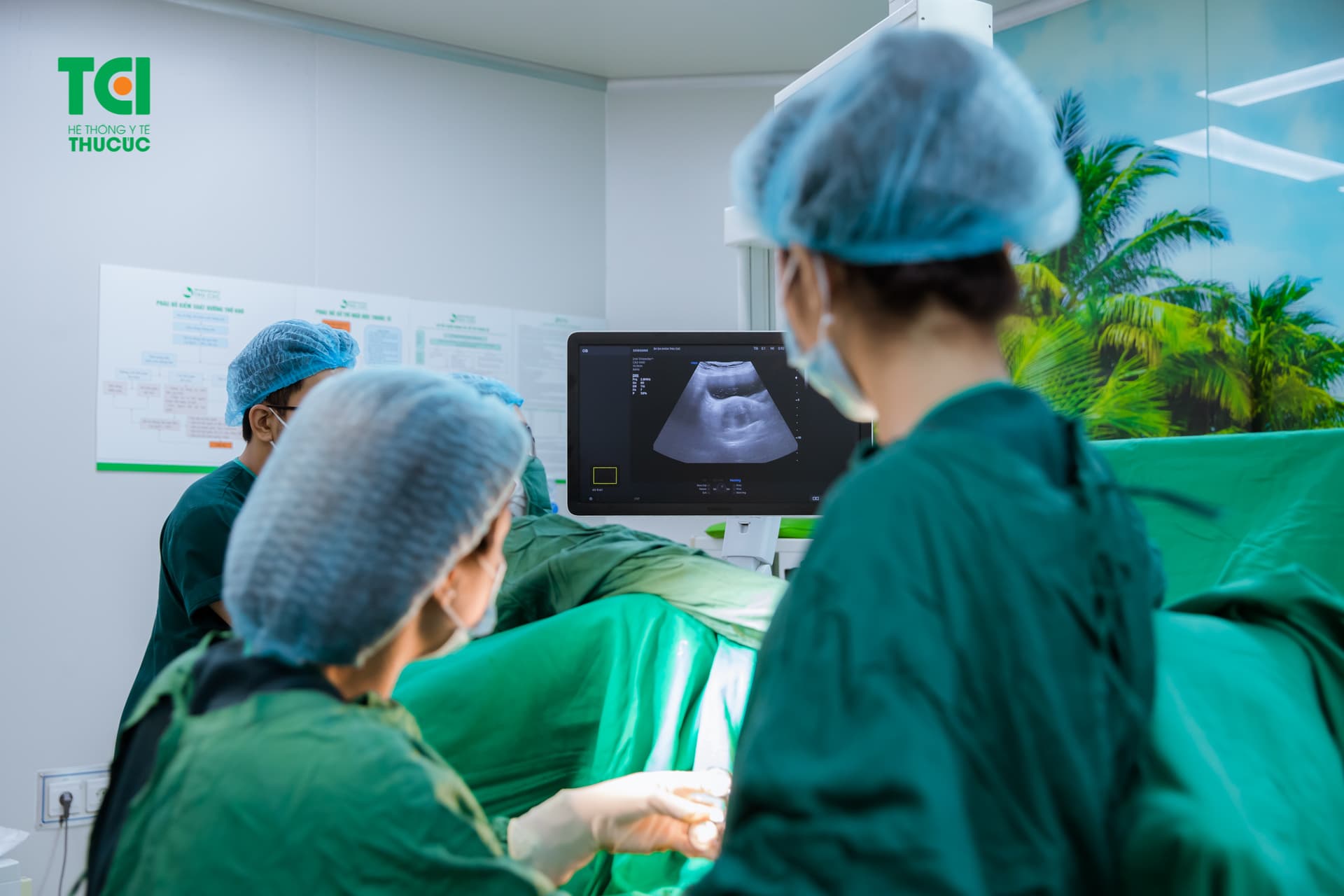 Các bác sĩ Thu Cúc TCI đang tiến hành phẫu thuật cắt polyp tử cung