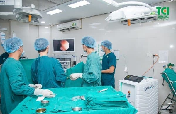 Tán sỏi nội soi ngược dòng bằng laser giúp làm sạch sỏi niệu quản theo đường “tự nhiên” nên không có vết mổ, nhẹ nhàng, 24h có thể ra viện.