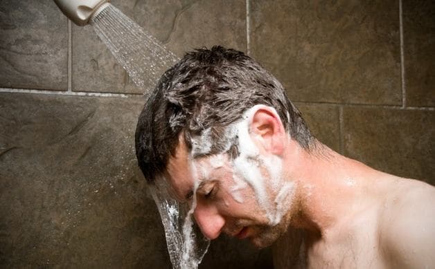 tại sao bị đột quỵ khi tắm đêm