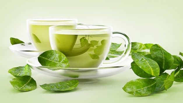 Uống nước trà xanh vì trong trà xanh chứa Polyphenols, một chất có khả năng chống viêm và kháng khuẩn.