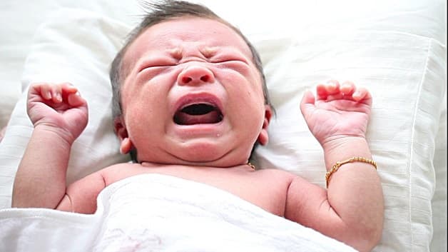 Khi bị tiêu chảy, trẻ thường xuyên khóc quấy, bỏ bú, sốt, nôn ói