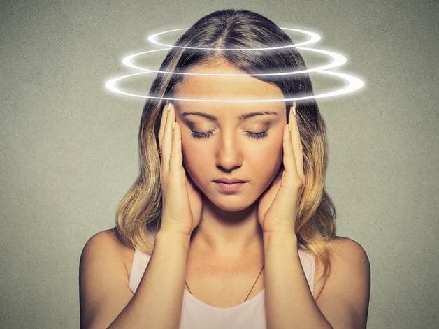 Chóng mặt, hoa mắt là một trong các biểu hiện của thiếu máu não 