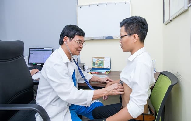 P.Giáo sư, Tiến sĩ, Thầy thuốc nhân dân Nguyễn Xuân Thành với hơn 40 năm kinh nghiệm trực tiếp thăm khám và điều trị các bệnh về gan mật