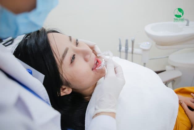 Phương pháp Invisalign sử dụng khay trong suốt thay thế toàn bộ cho mắc cài, dây chun và dây cung như các phương pháp trước đây.