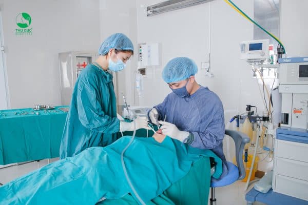 Việc cấy ghép Implant cần được thực hiện trong môi trường vô trùng, vì vậy hãy chọn các cơ sở y tế uy tín với hệ thống trang thiết bị cao cấp và tiệt khuẩn 